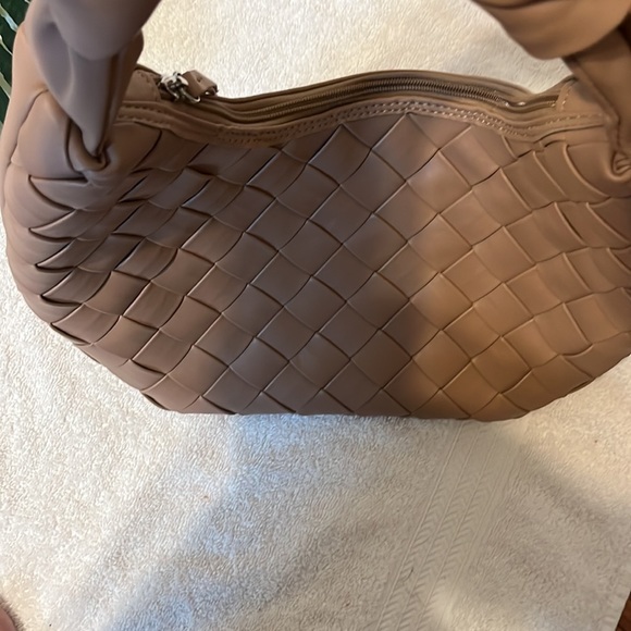 Worthington Tan Woven Shoulder Bag with Silver Hardware/ Zipper Closure - Picture 5 of 7